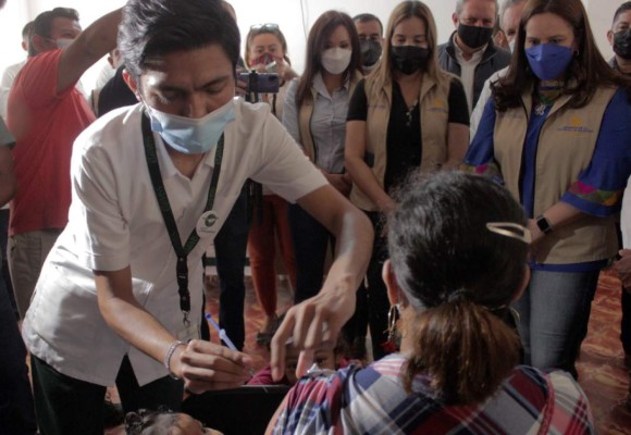 Migrantes hondureños son vacunados contra la covid-19 en México